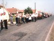 Deutschsanktmichael Trauerzug für Kapellmeister Johann Moos 1987 mit Musikkapelle Tschene.jpg