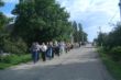 Busreise 2006_Zug durch die Kreizgass zum Friedhof.jpg